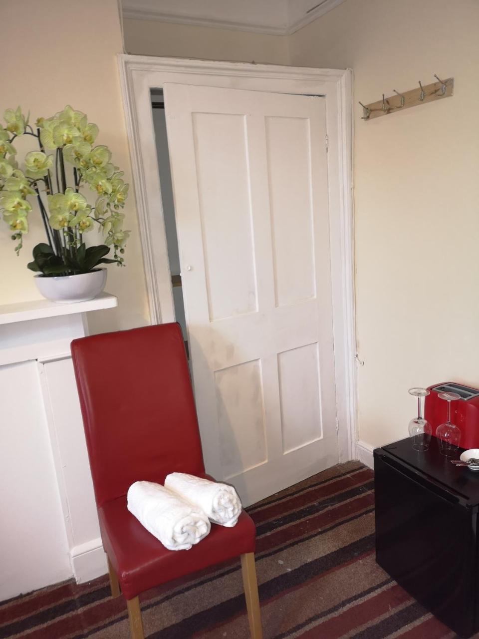 ريدينج Red Carpet Guesthouse المظهر الخارجي الصورة